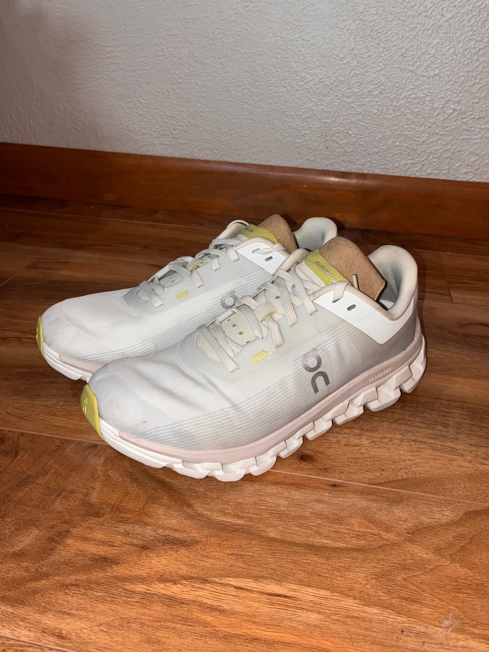 On Cloud Women’s Cloudflow 4 Athletic Running Sneakers Shoes, white - size 6
